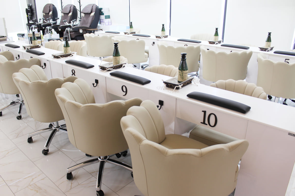 beauty in us manicure section fill with manicure table and chairs